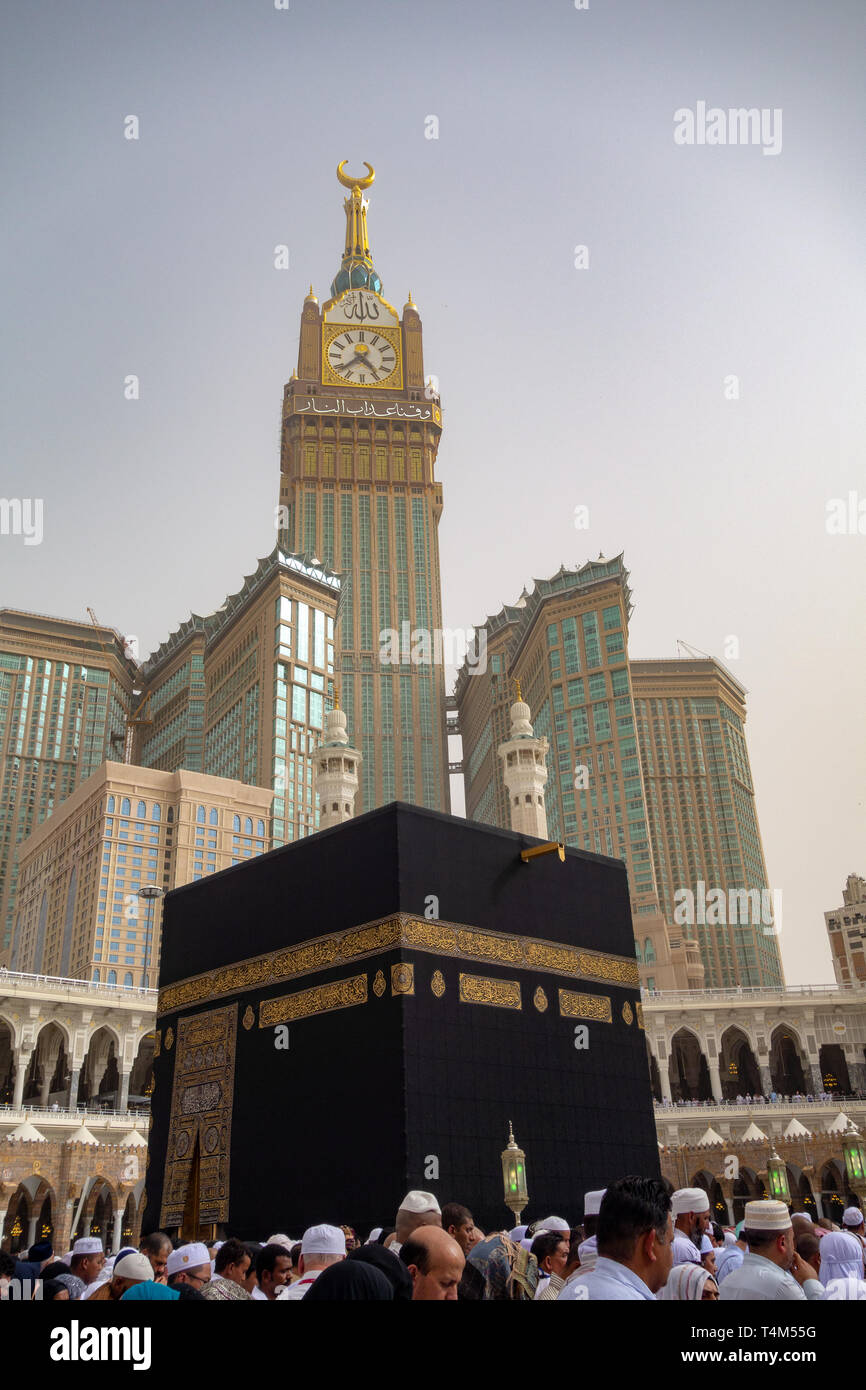 Skyline con Abraj Al Bait (Royal Clock Tower Makkah) en La Meca, en Arabia Saudita. Foto de stock