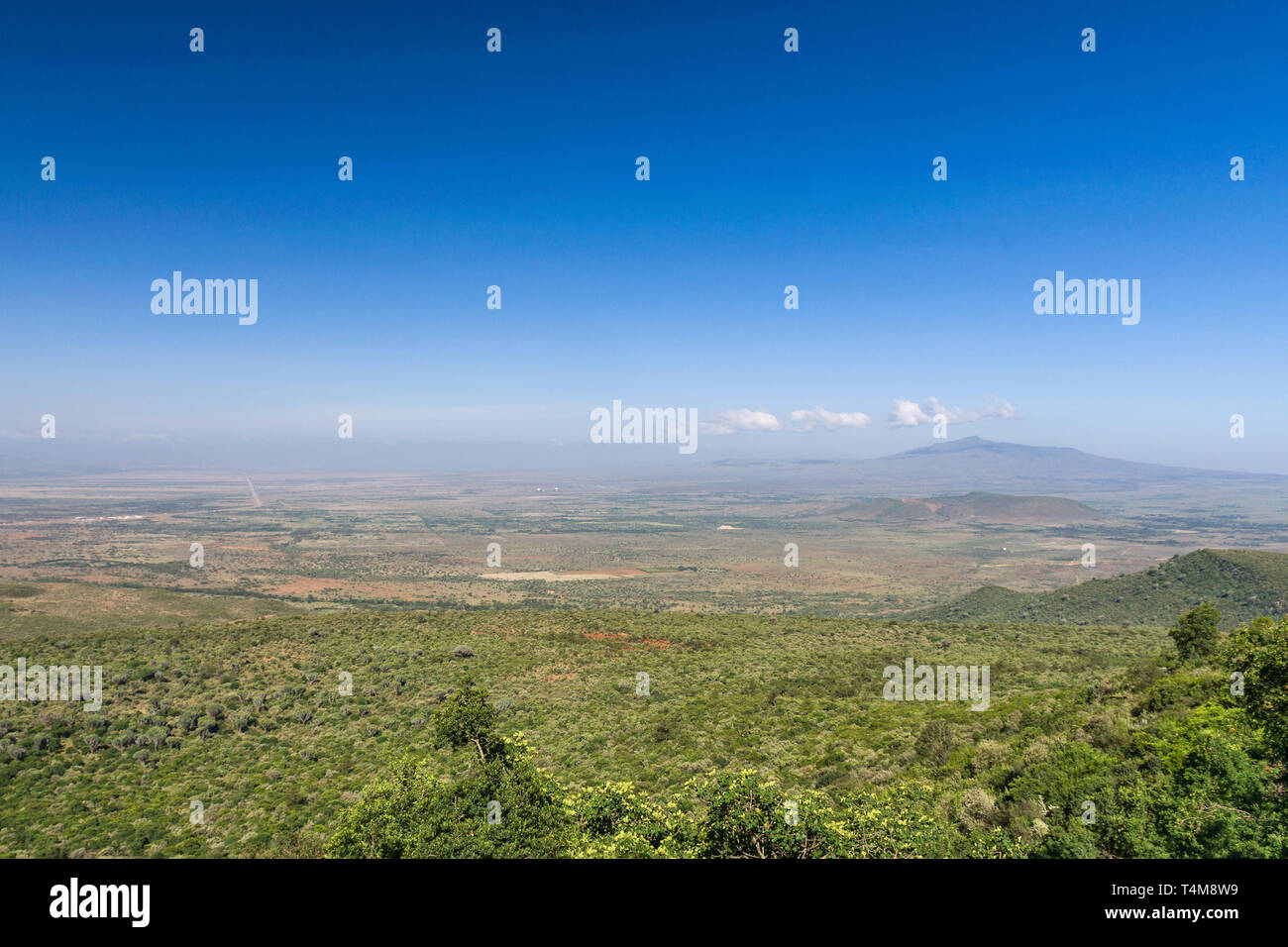 Vista del Valle del Rift de teh acantilado con Monte Longonot en la distancia, Kenya Foto de stock