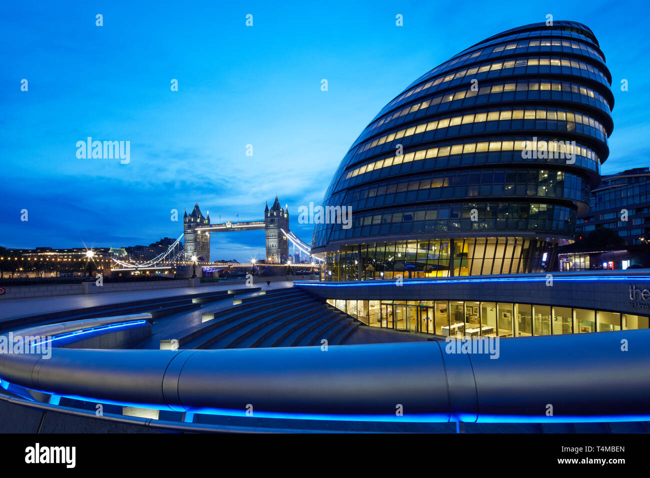 El Ayuntamiento y el Puente de la torre iluminada por el amanecer, Londres, Inglaterra, Gran Bretaña Foto de stock