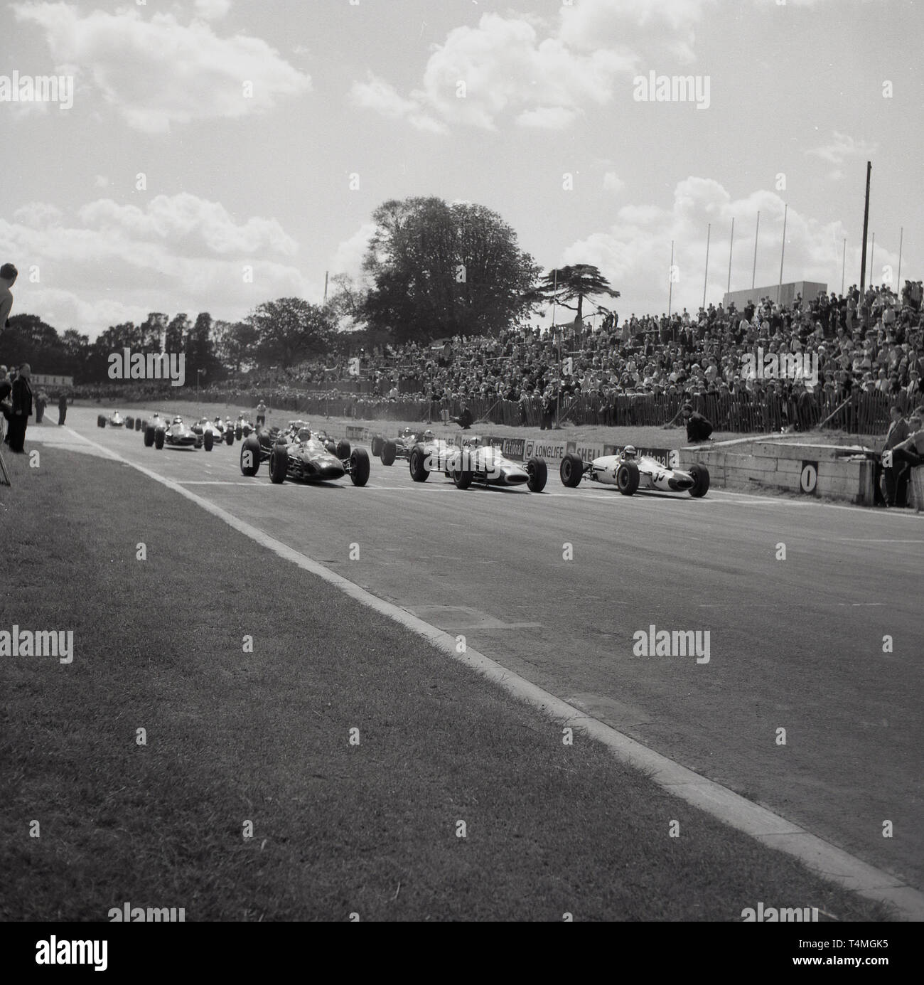 1960, históricos, automovilismo en el circuito de carreras de Crystal  Palace en el sur de Londres, Londres, Inglaterra, Reino Unido, pilotos y  coches sobre la pista, en la posición en la parrilla