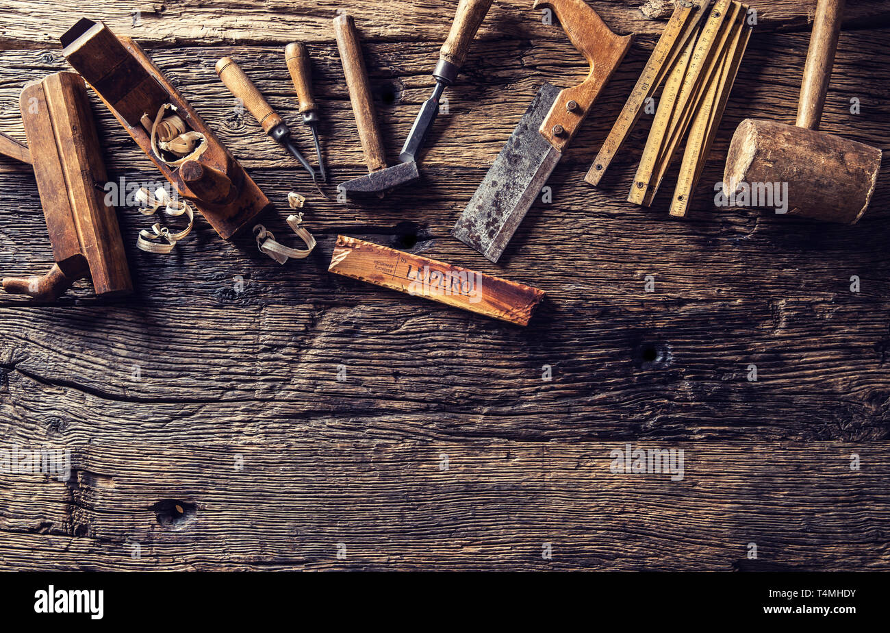 Parte superior de ver vintage herramientas del carpintero en un taller de carpintería Foto de stock