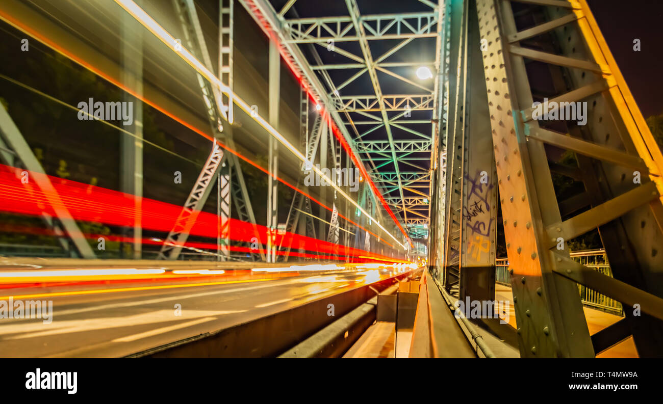Alquiler de un rayo de luz sobre el puente en la noche Foto de stock