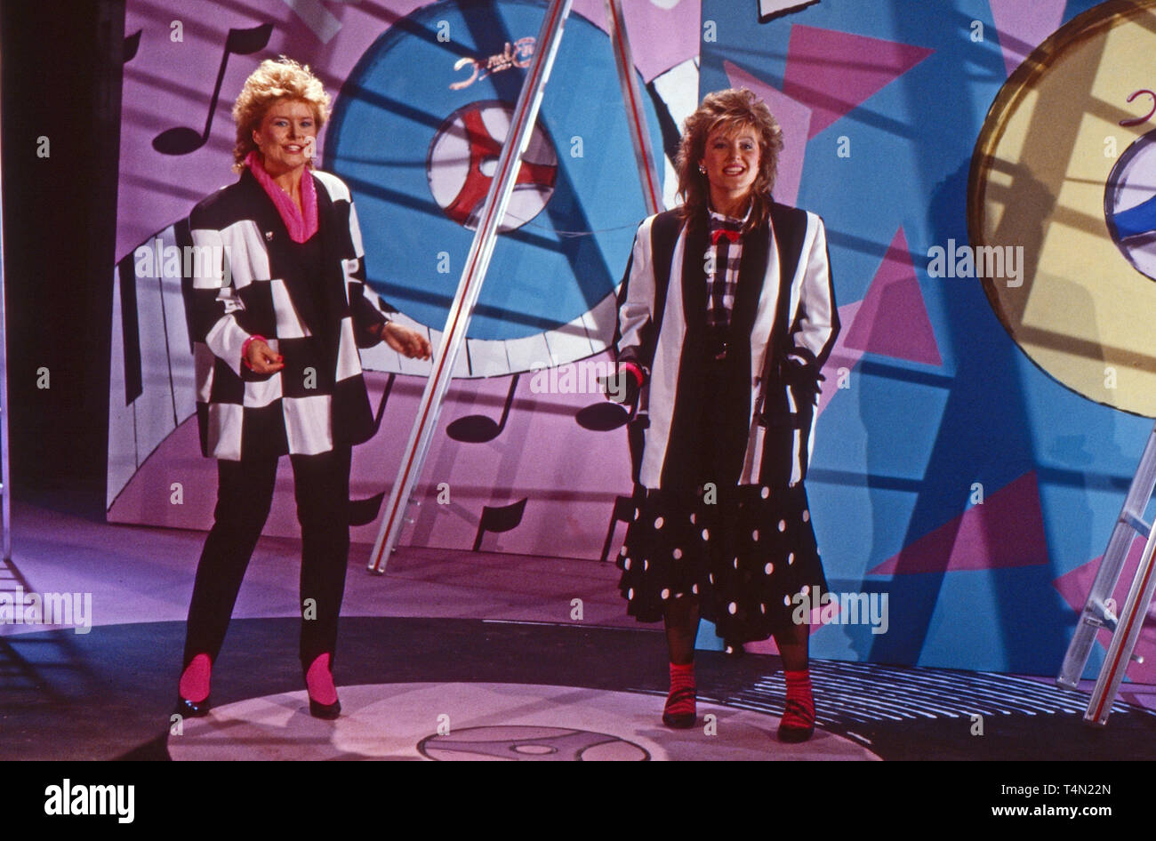 Bobbysocks, norwegisches Popduo, bestehend aus Hanne Krogh und Elisabeth Andreassen, bei einem Auftritt in der Chartshow "Formel Eins" en München, Alemania 1985. "Dúo pop noruego Bobbysocks" actuando en el espectáculo 'Gráfico de televisión alemán Formel Eins" en Munich, Alemania 1985. Foto de stock