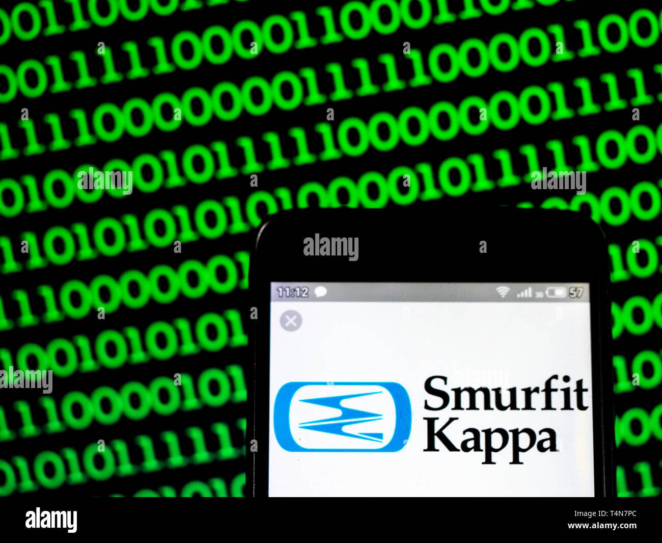 En esta foto una Smurfit Kappa ve el logotipo mostrado en un teléfono inteligente de stock - Alamy