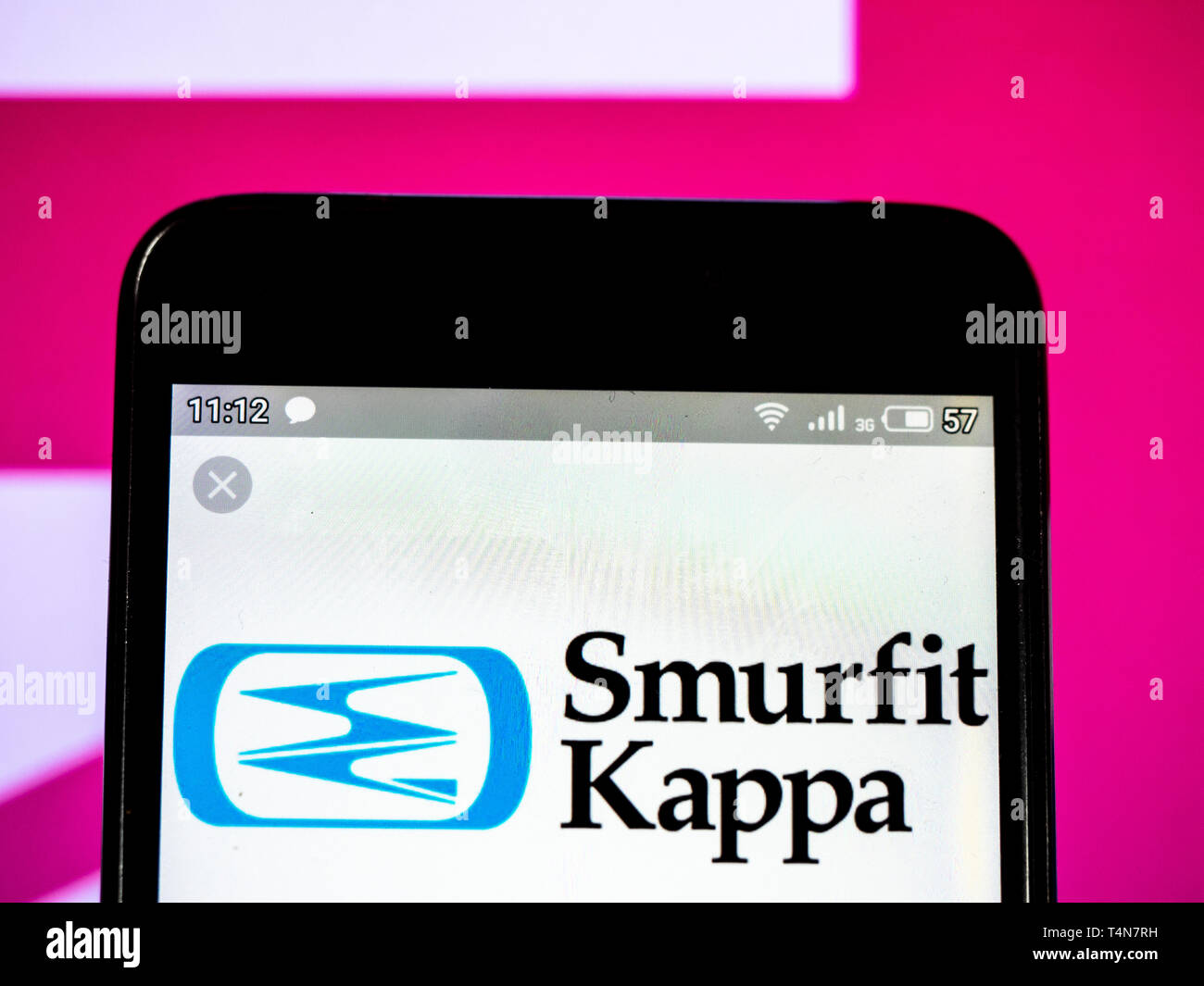 En esta foto ilustrativa una Smurfit Kappa Group ve el logotipo mostrado en  un teléfono inteligente Fotografía de stock - Alamy