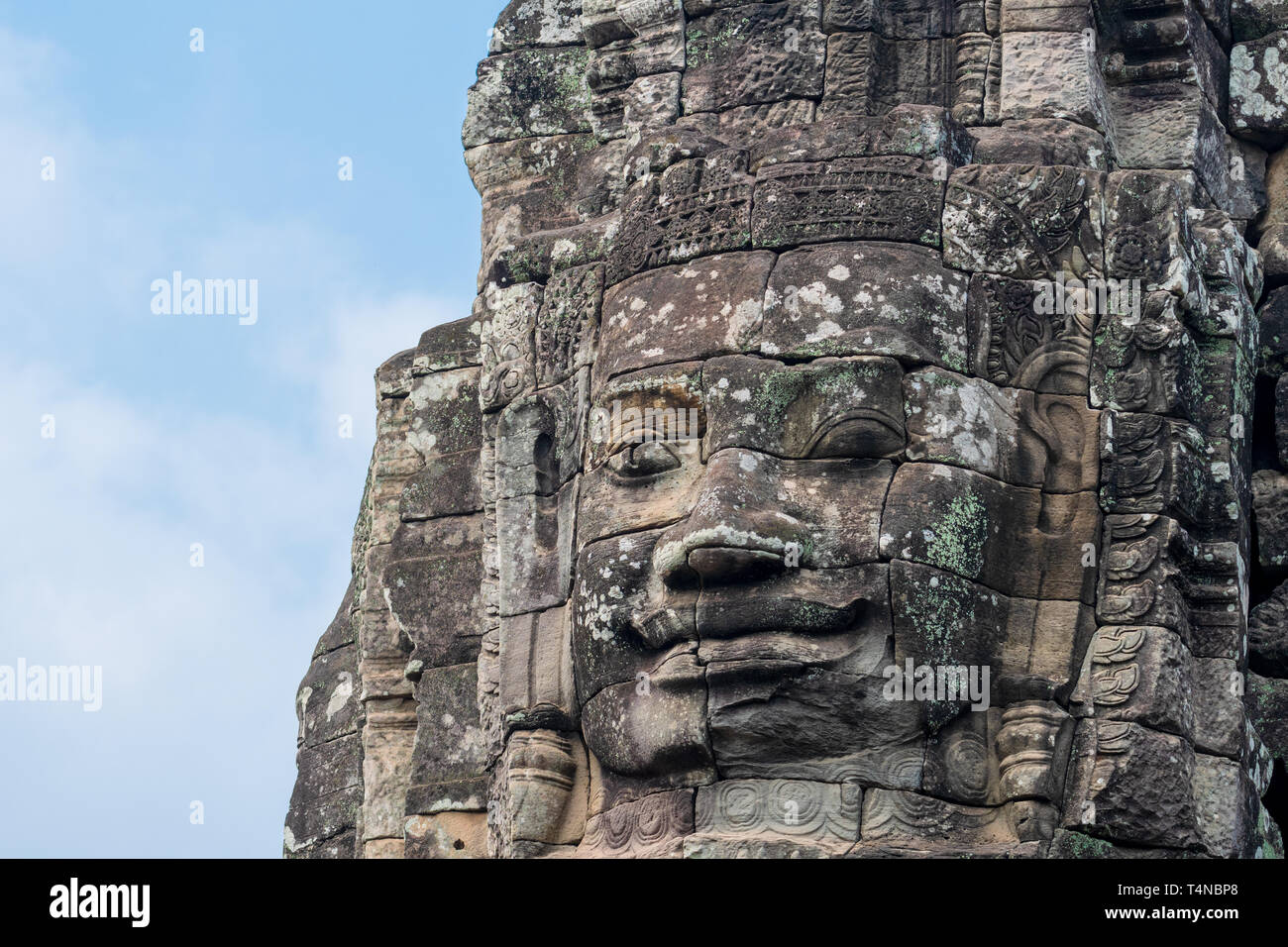 Rostros humanos gigantes en Torres del templo Bayon, parte del parque arqueológico de Angkor Wat en Siem Reap, Camboya Foto de stock