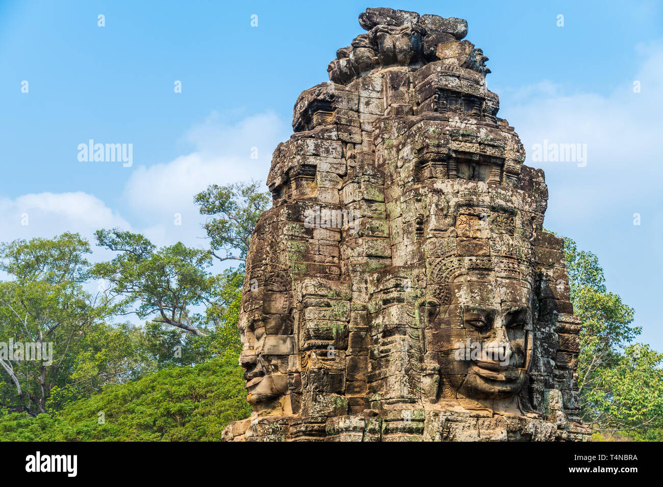 Rostros humanos gigantes en Torres del templo Bayon, parte del parque arqueológico de Angkor Wat en Siem Reap, Camboya Foto de stock