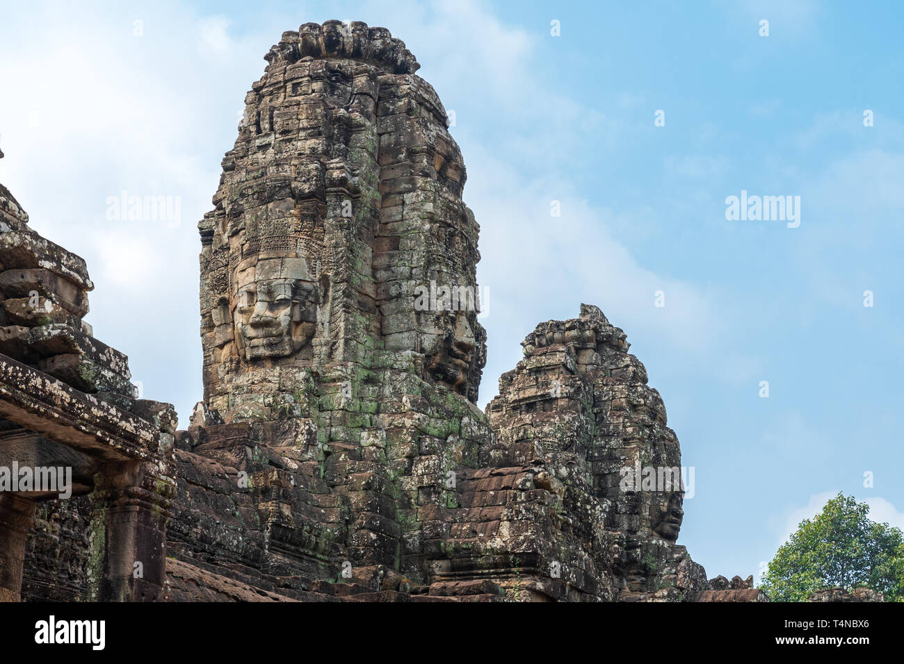 Rostros humanos gigantes en Torres del templo Bayon, parte del parque arqueológico de Angkor Wat en Siem Reap, Camboya Foto de stock