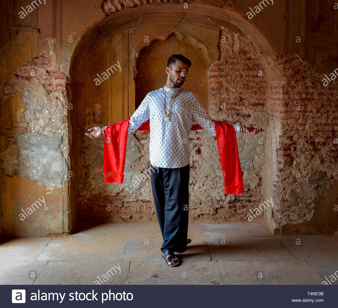 Hombre De Blanco Inicio La Celebracion De Pano De Color Rojo Junto