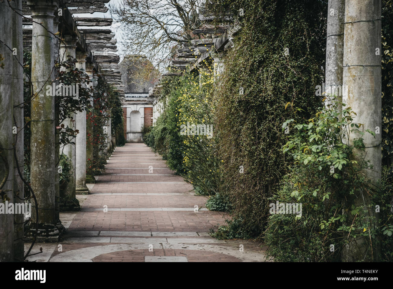 Londres, Reino Unido - 11 de abril de 2019: La Colina jardín y pérgola en Golders Green, Londres, Reino Unido. El área fue abierto al público en 1963 como jardín de la colina. Foto de stock
