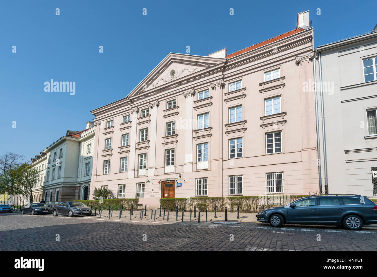 Varsovia, Polonia. Abril, 2018. vista de la fachada de la Facultad de Ciencias Económicas de la Universidad de Varsovia. Foto de stock