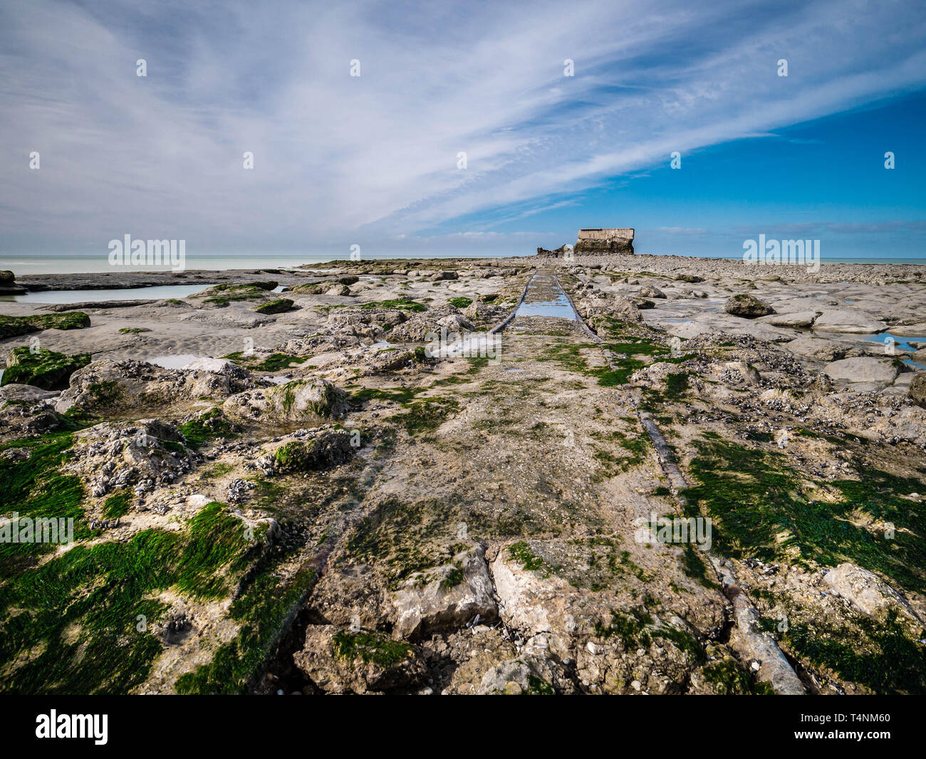 Las vías principales a través de rocas a una antigua fortaleza en la línea de flotación Foto de stock
