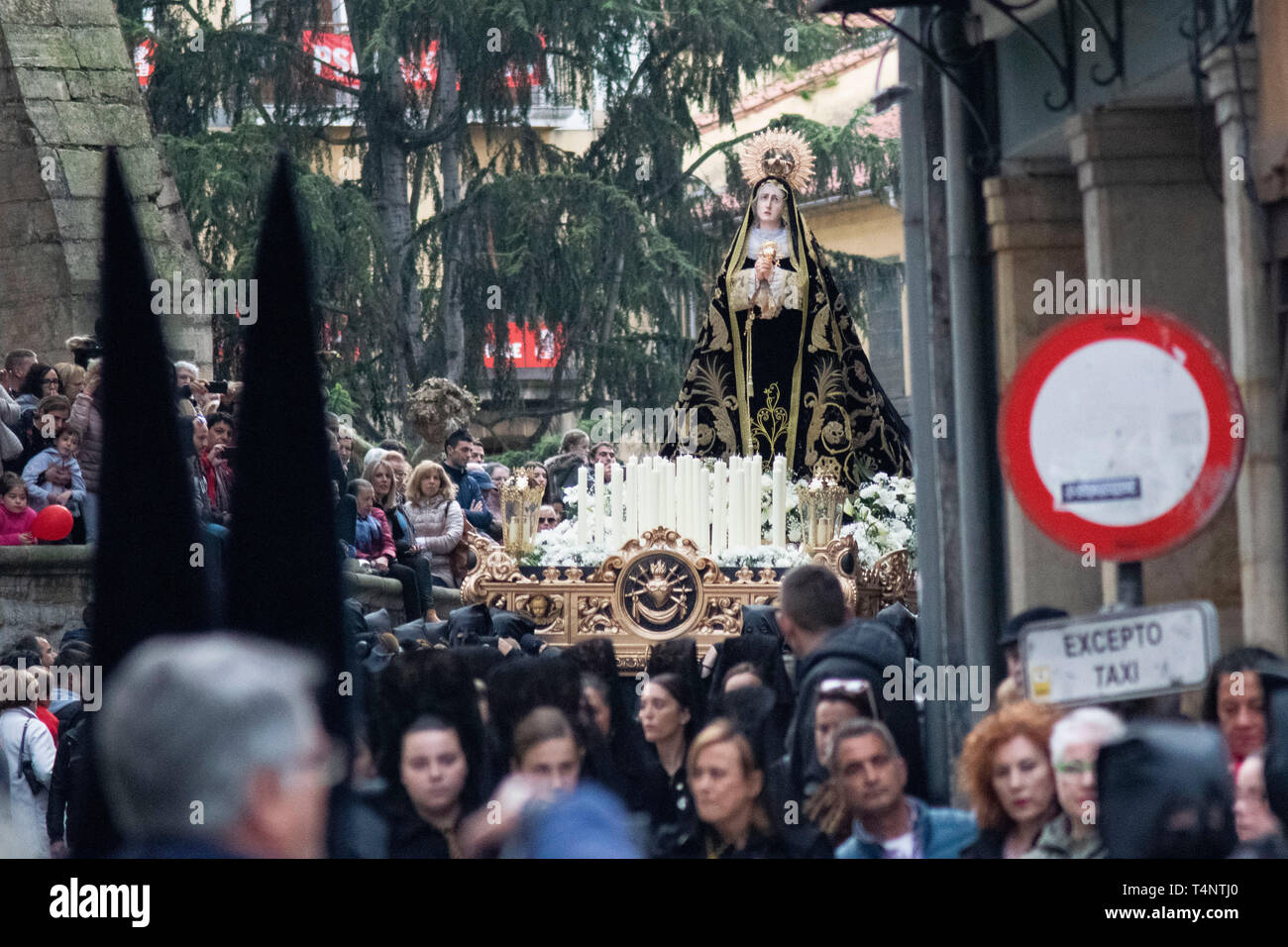 Procesión del encuentro de Semana Santa en Avilés, Asturias. Foto de stock