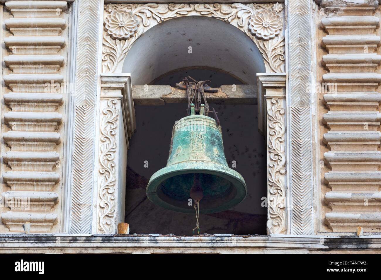 Campana de bronce verde aislado de la torre de la Iglesia Católica española en el casco antiguo de la ciudad de Antigua Guatemala Fotografía de stock - Alamy Campana de bronce verde aislado de la torre de la Iglesia Católica española en el casco antiguo de la ciudad de Antigua Guatemala Fotografía de stock - Alamy