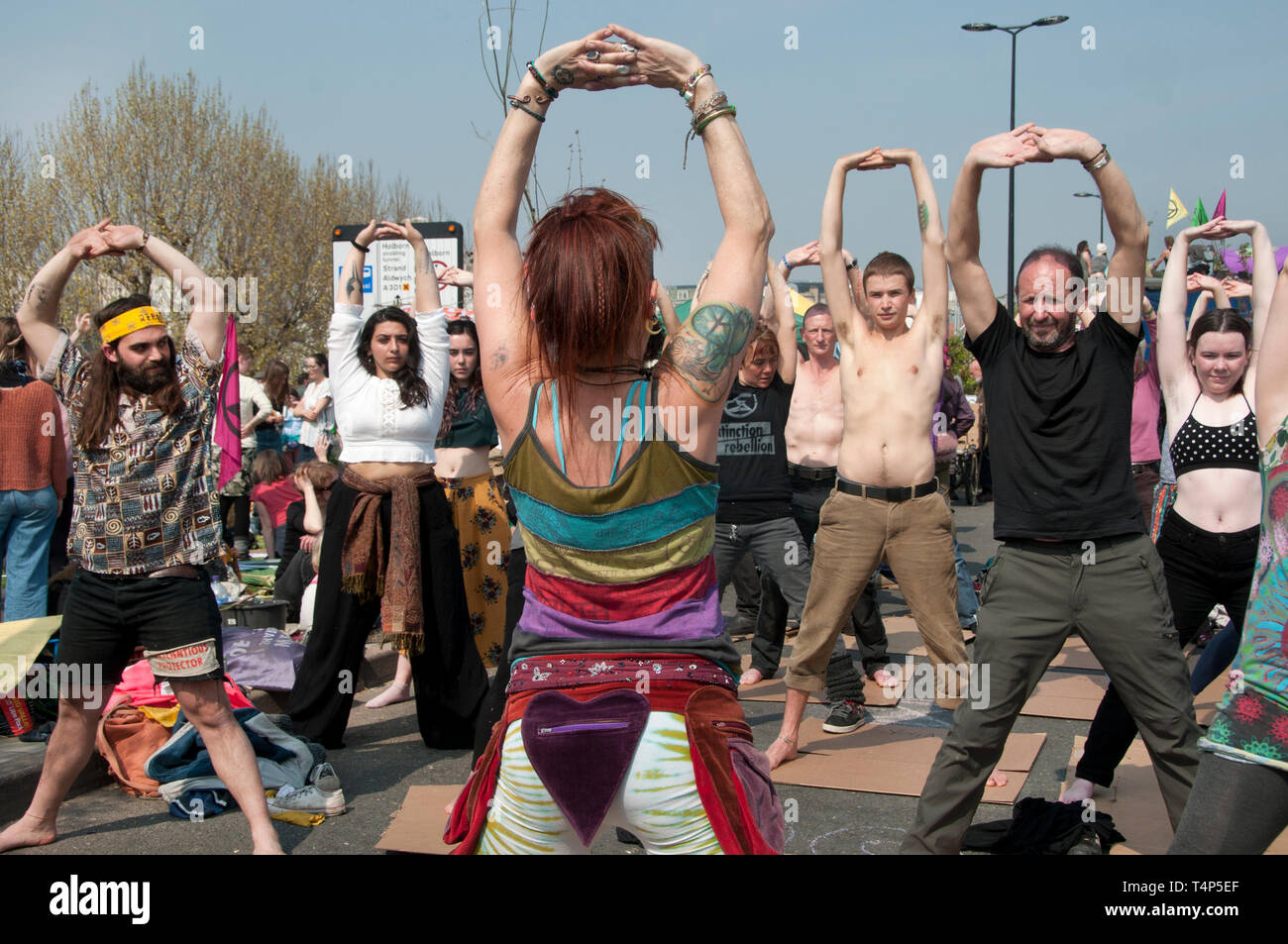 Extinción rebelión protesta, Londres. 17 de abril de 2019. Waterloo Bridge. Clase de yoga. Foto de stock