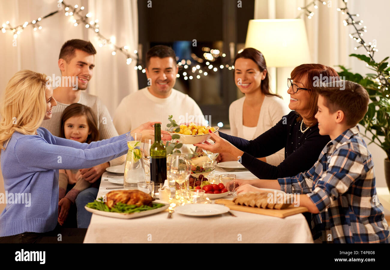 Celebraciones, fiestas y gente concepto - familia feliz con la cena y fiesta  en casa Fotografía de stock - Alamy