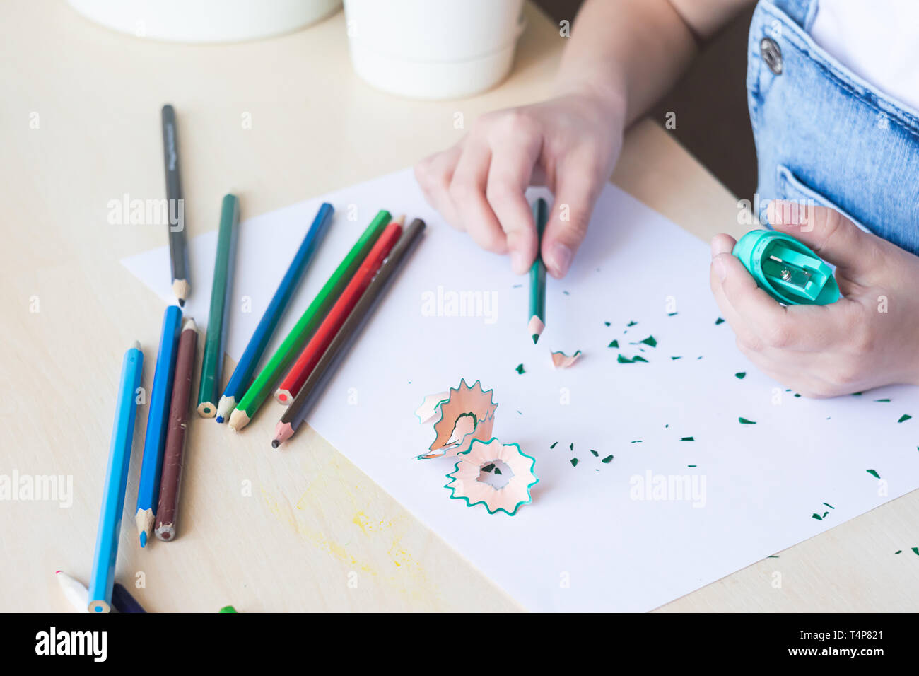 El niño afila lápices de color, preparación para el dibujo. Concepto de  Escuela o la creatividad. Bastidor horizontal Fotografía de stock - Alamy
