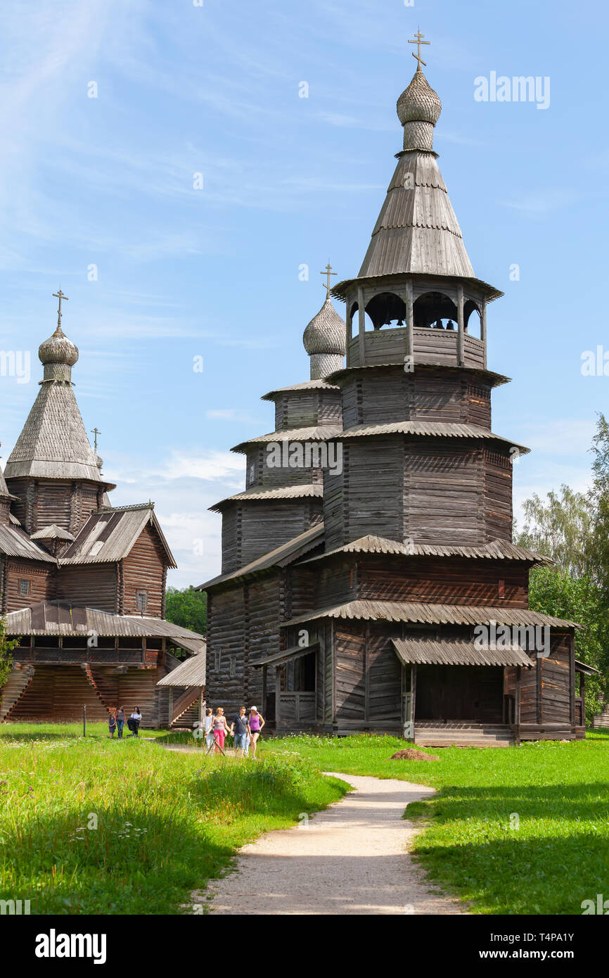 Veliky Novgorod, Rusia - Julio 31, 2016: los turistas caminan junto a las antiguas iglesias ortodoxas de madera rusa. Vitoslavlitsy Foto de stock