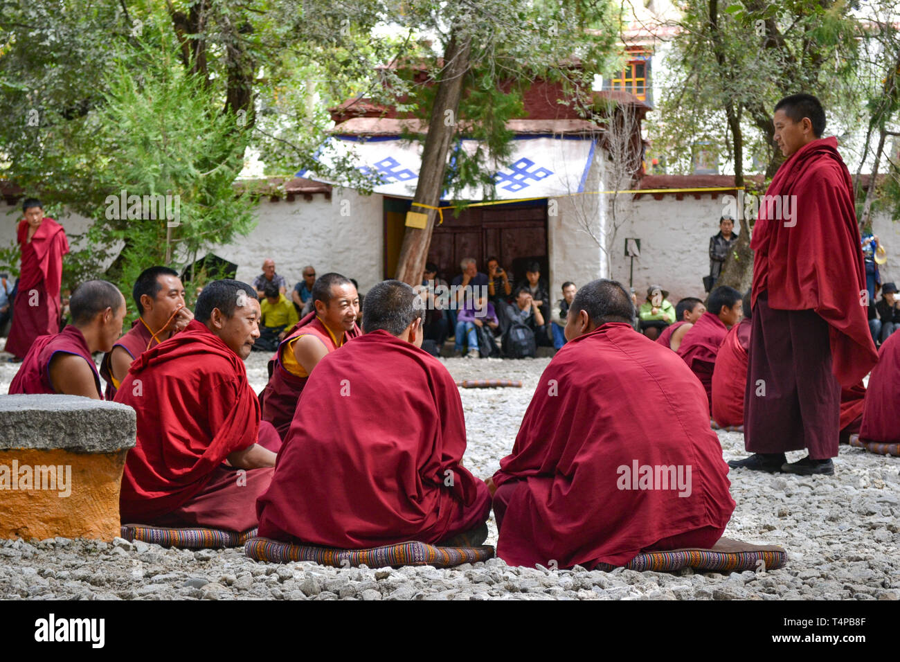Los debates entre los monjes en el Budismo Tibetano doctrinas en el monasterio de Sera, Lhasa, Tibet Foto de stock