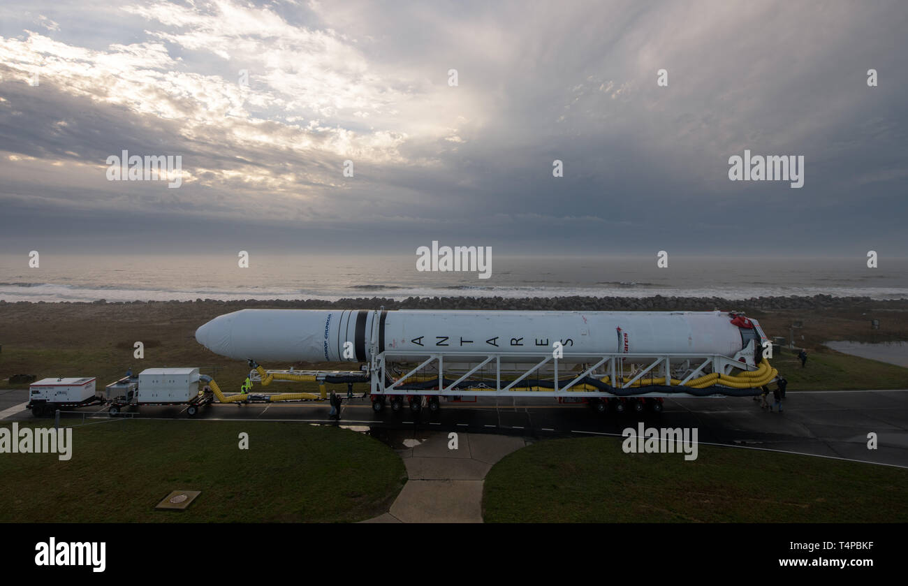 La Northrop Grumman Antares, con cohetes a bordo de la nave de reabastecimiento de Cygnus, se extenderá a Launch Pad-0A en las Instalaciones de Vuelo Wallops de la NASA, 15 de abril de 2019 en Wallops, Virginia. El cohete es el programa para entregar 7.600 libras de ciencia e investigación, suministros y equipos del vehículo de la tripulación a la Estación Espacial Internacional el 17 de abril. Foto de stock