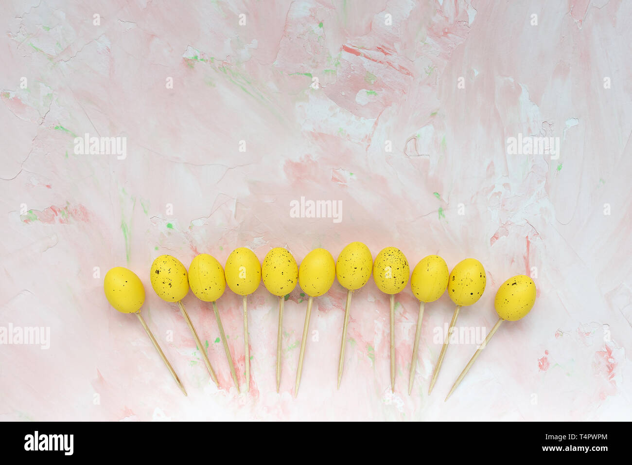 La Pascua palos de madera para el alimento del dedo sobre un fondo de color rosa. Parte de Pascua alimentos concepto de decoración. Vista superior, plana lay, copie el espacio. Foto de stock