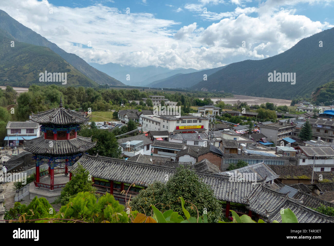Visión de ciudad tradicional de Yulong Shigu, Condado, Yunnan, China Foto de stock