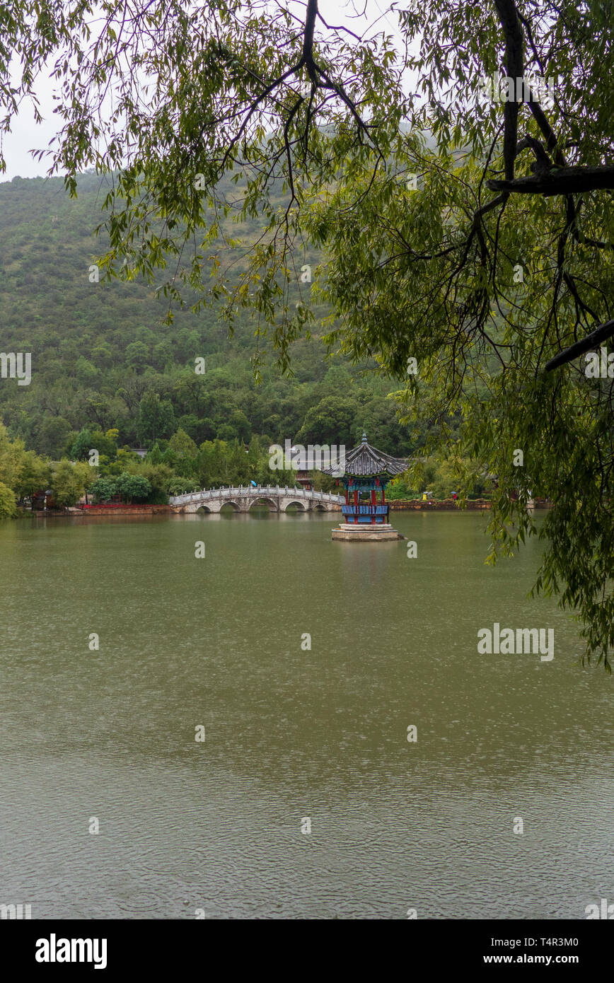 La piscina del Dragón Negro en Lijiang, provincia de Yunnan, China Foto de stock