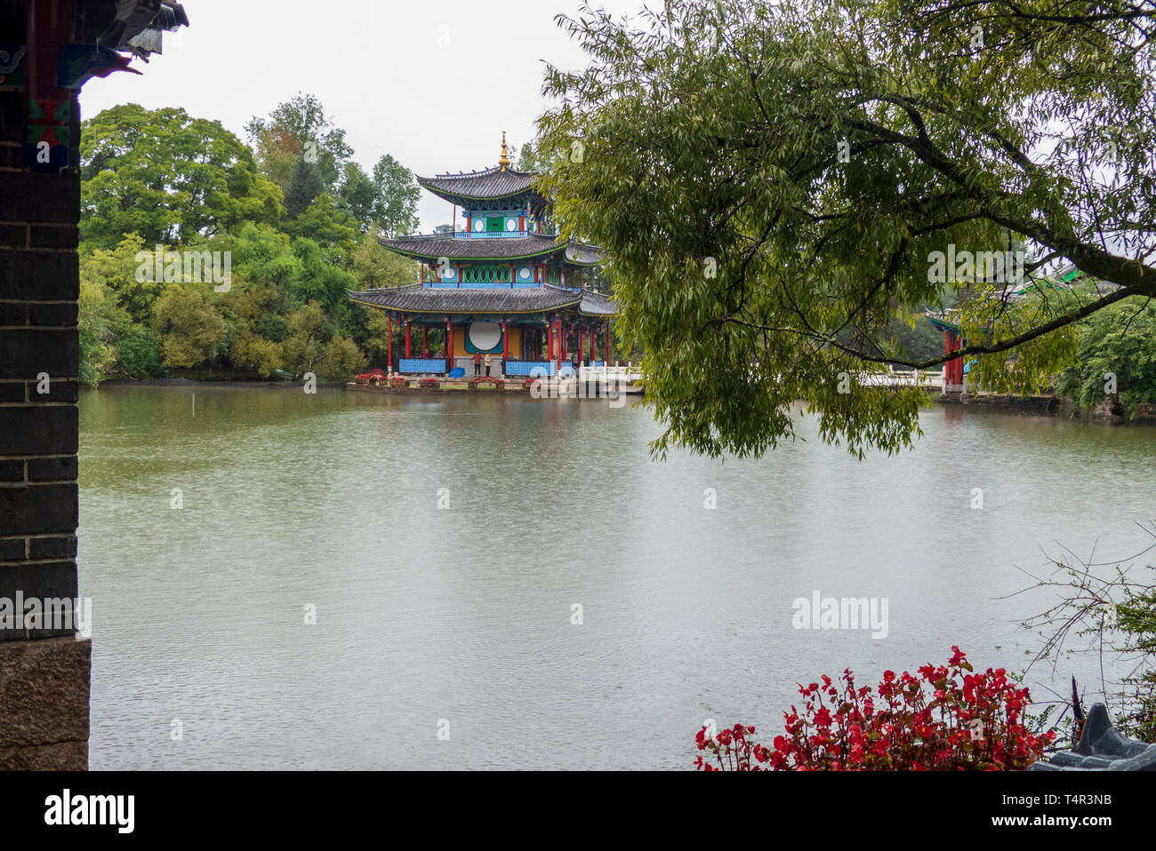 La piscina del Dragón Negro en Lijiang, provincia de Yunnan, China Foto de stock