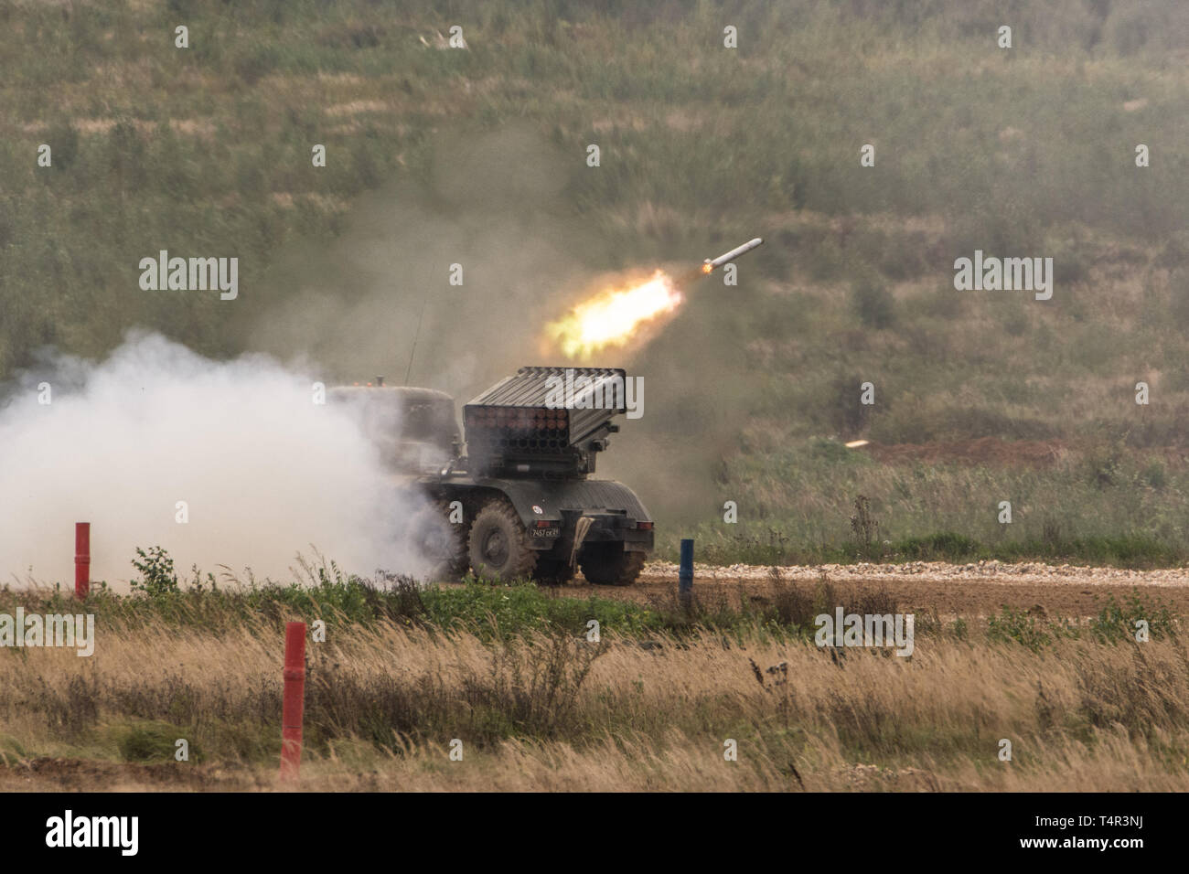 MLRS disparando misiles Grad BM-21 a Alabino's Shooting Range. Foto de stock