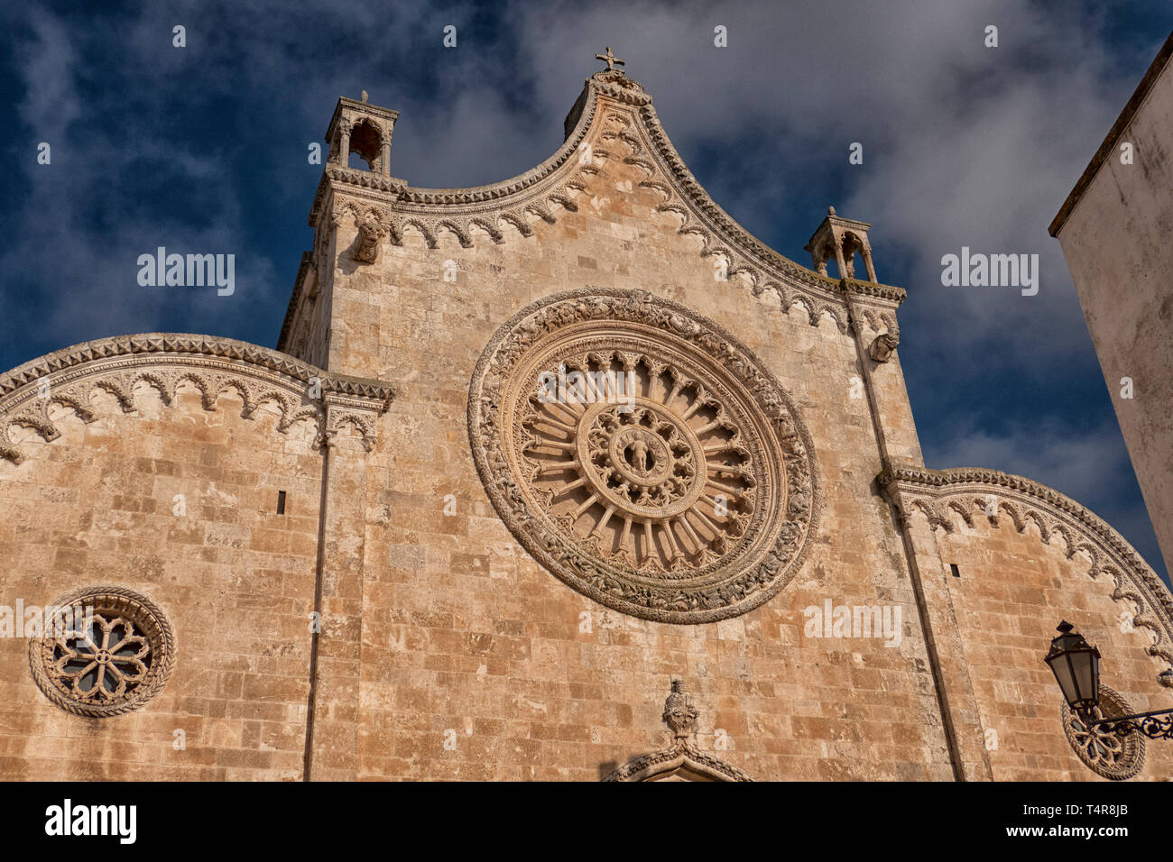 Rosetón, Ostuni, Catedral, la Cattedrale di Santa Maria Assunta, Ostuni, Puglia, Italia Foto de stock