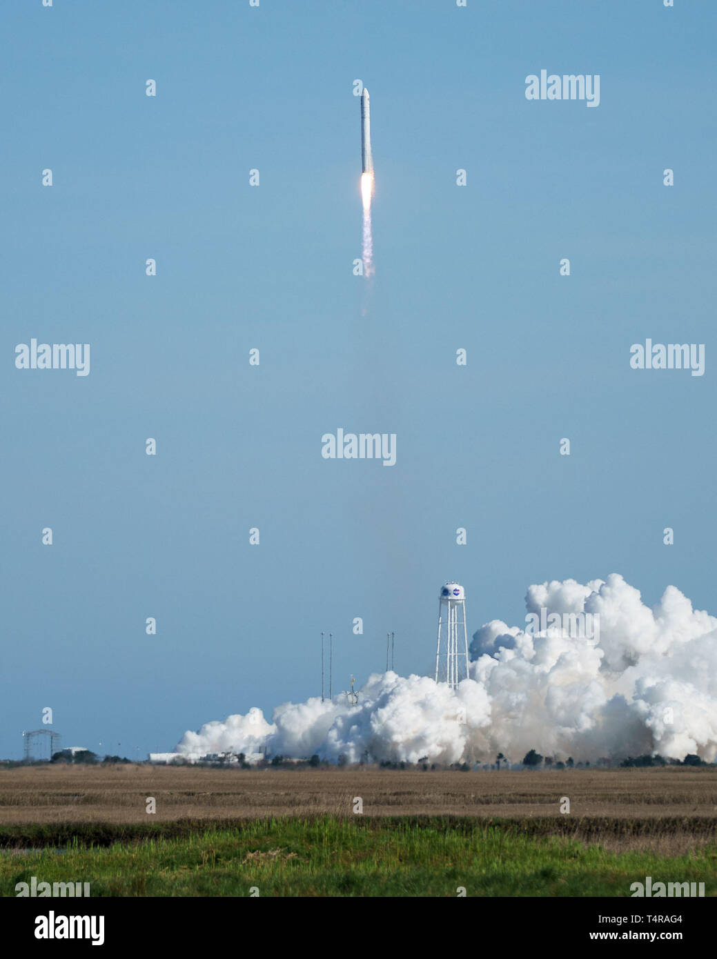 En la Isla Wallops, Virginia, EE.UU. 17 abr, 2019. El cohete Antares Cygnus llevando la nave espacial de carga se levanta desde las Instalaciones de Vuelo Wallops de la NASA en Wallops Island, Virginia, en los Estados Unidos, el 17 de abril de 2019. Se lanzó un cohete de EE.UU. este miércoles a partir de las Instalaciones de Vuelo Wallops de la NASA en la Costa Oriental de Virginia, transportar carga con la agencia espacial la misión de reabastecimiento de la Estación Espacial Internacional (ISS). El Antares cohete construido por Northrop Grumman levantado a las 4:46 P.M. EDT, llevando el Cygnus naves espaciales de carga a la ISS. Crédito: Xinhua/Alamy Live News Foto de stock