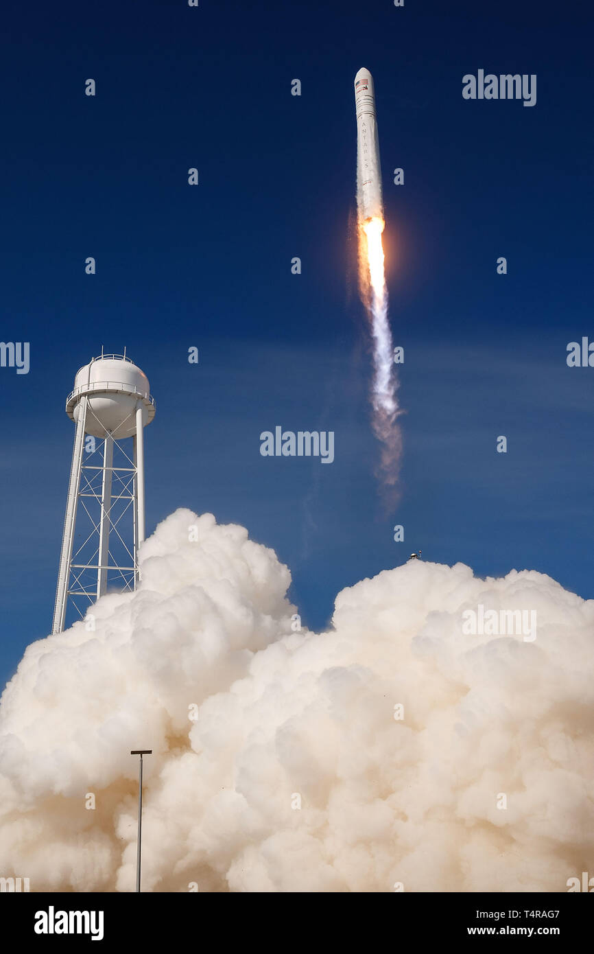 En la Isla Wallops, Virginia, EE.UU. 17 abr, 2019. El cohete Antares Cygnus llevando la nave espacial de carga se levanta desde las Instalaciones de Vuelo Wallops de la NASA en Wallops Island, Virginia, en los Estados Unidos, el 17 de abril de 2019. Se lanzó un cohete de EE.UU. este miércoles a partir de las Instalaciones de Vuelo Wallops de la NASA en la Costa Oriental de Virginia, transportar carga con la agencia espacial la misión de reabastecimiento de la Estación Espacial Internacional (ISS). El Antares cohete construido por Northrop Grumman levantado a las 4:46 P.M. EDT, llevando el Cygnus naves espaciales de carga a la ISS. Crédito: Xinhua/Alamy Live News Foto de stock