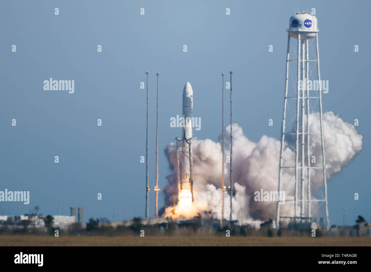 En la Isla Wallops, Virginia, EE.UU. 17 abr, 2019. El cohete Antares Cygnus llevando la nave espacial de carga se levanta desde las Instalaciones de Vuelo Wallops de la NASA en Wallops Island, Virginia, en los Estados Unidos, el 17 de abril de 2019. Se lanzó un cohete de EE.UU. este miércoles a partir de las Instalaciones de Vuelo Wallops de la NASA en la Costa Oriental de Virginia, transportar carga con la agencia espacial la misión de reabastecimiento de la Estación Espacial Internacional (ISS). El Antares cohete construido por Northrop Grumman levantado a las 4:46 P.M. EDT, llevando el Cygnus naves espaciales de carga a la ISS. Crédito: Xinhua/Alamy Live News Foto de stock