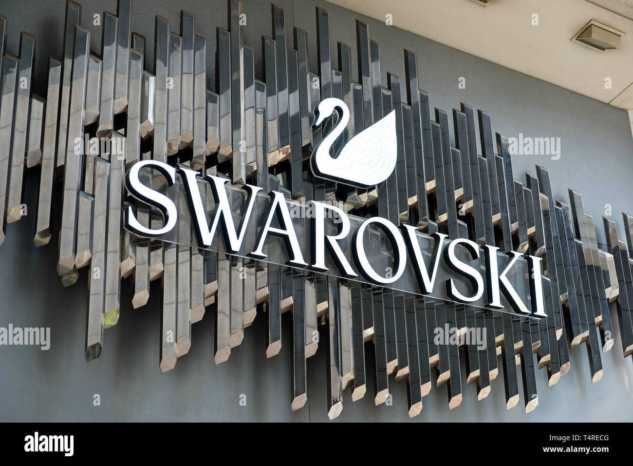 Abril 9, 2019 - Hong Kong, China - El logotipo de la marca Swarovski visto  en Tsim Sha