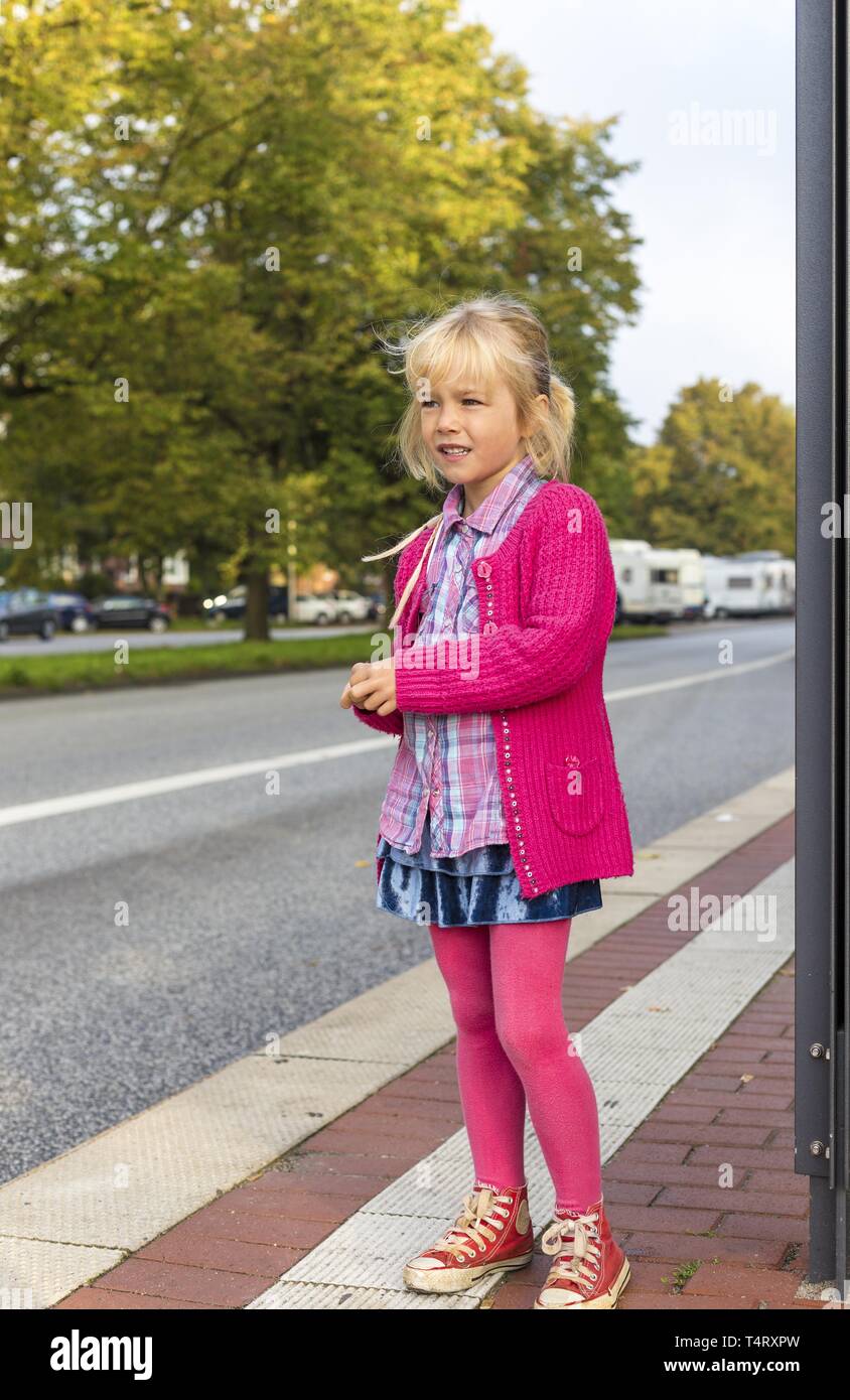 Chica (6) sobre el borde de la carretera, Kiel, Alemania, Europa Foto de stock