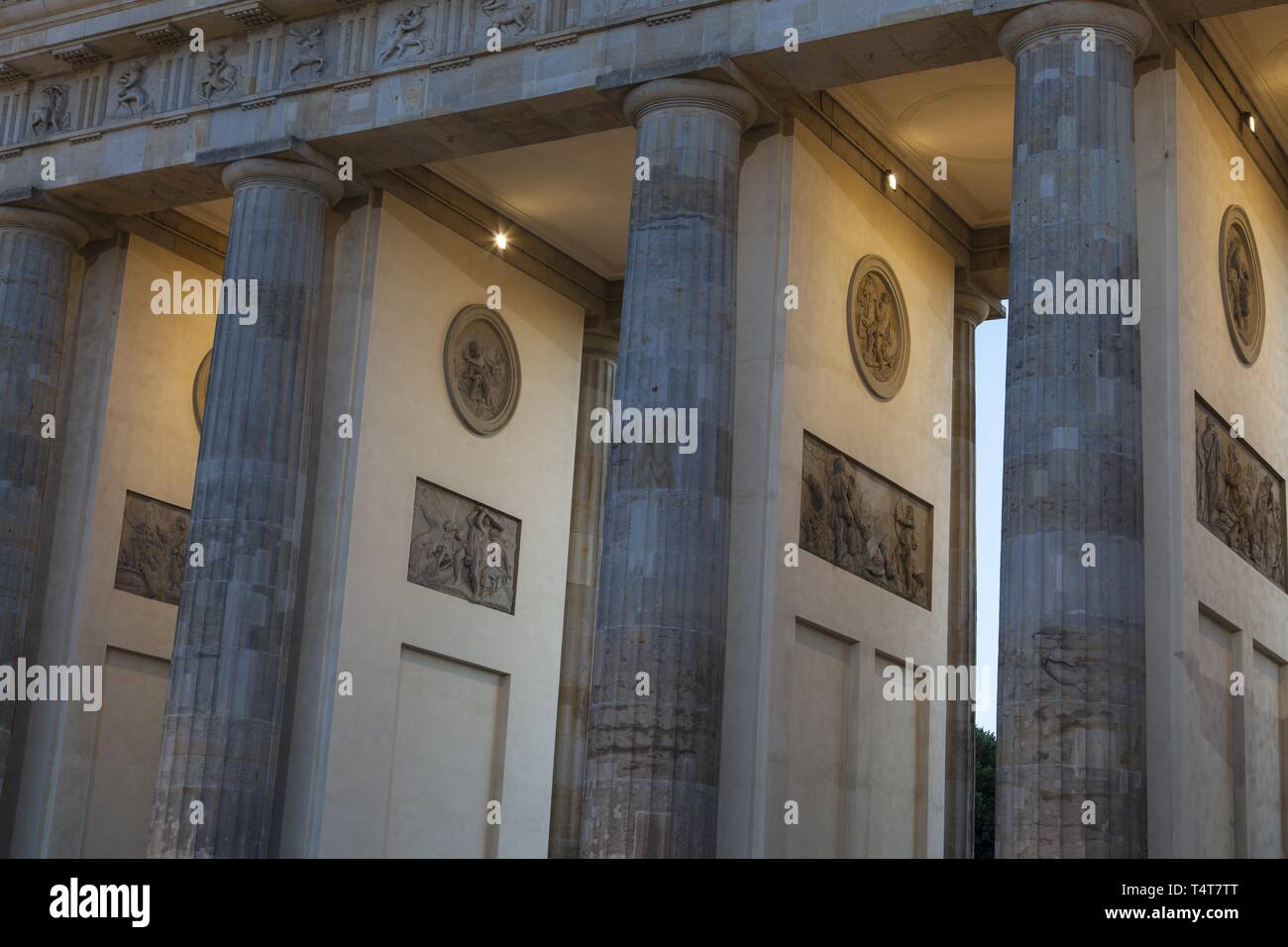 La Puerta de Brandenburgo, Columnas, Berlín, Alemania, Europa Foto de stock