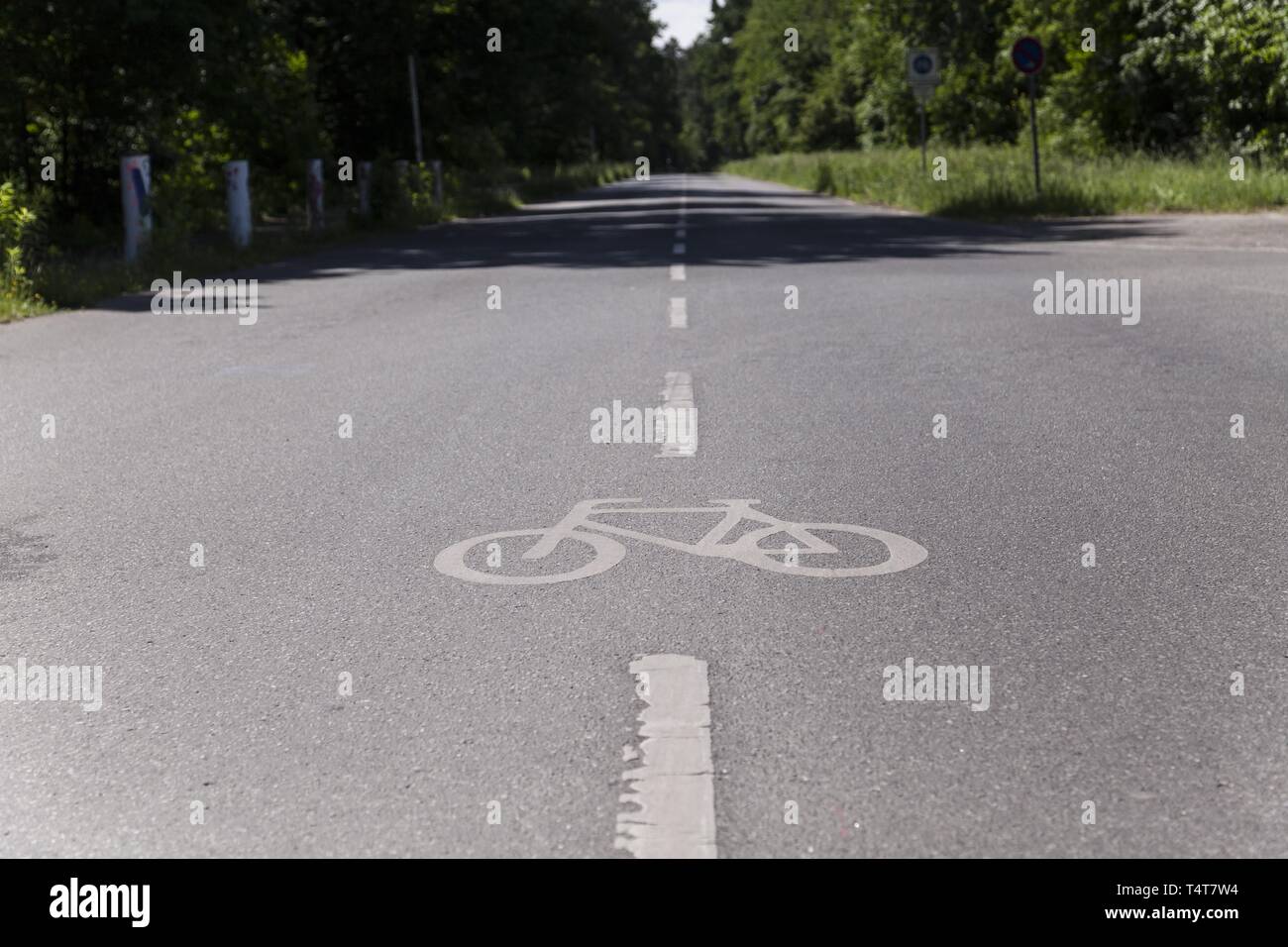 Carretera con signo de bicicletas Foto de stock