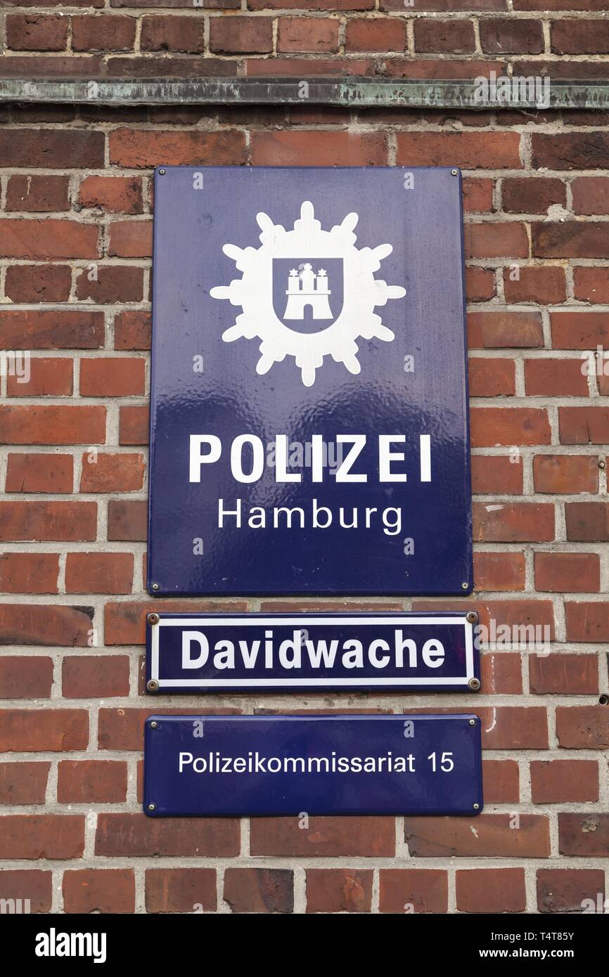 Los signos "Polizei Hamburgo' y 'Davidwache', Reeperbahn, Hamburgo, Alemania, Europa Foto de stock