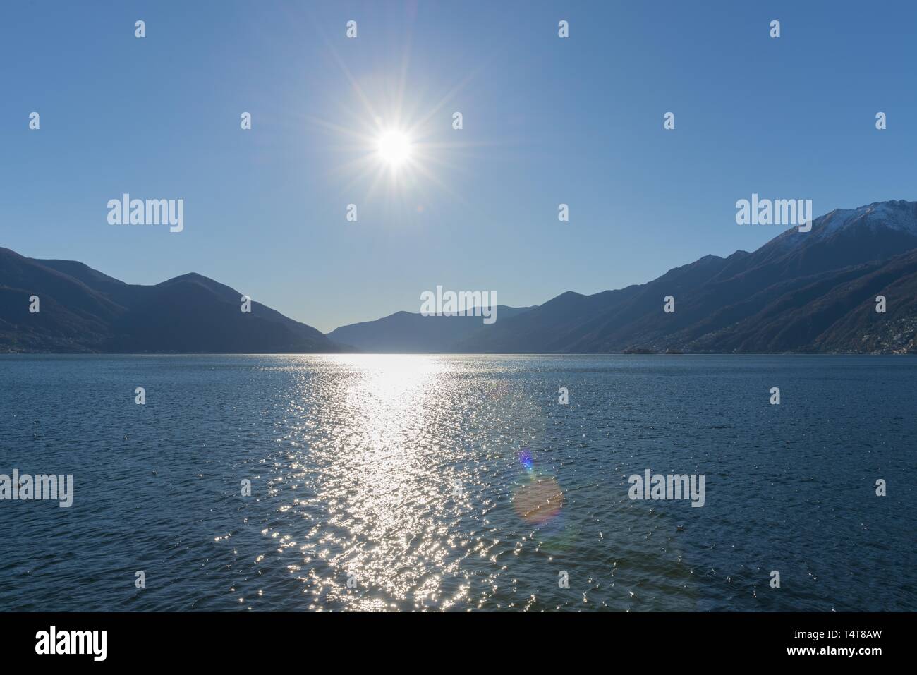 El Lago Maggiore, alpino de montaña y Sunbeam, Tesino, Suiza, Europa Foto de stock