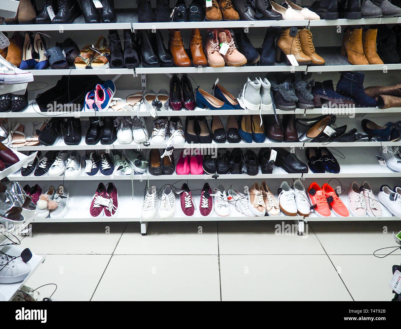 Tecnología danés Implacable Estantes borrosa de zapatos dentro de una tienda de zapatos. Shopping Mall,  el calzado de moda Fotografía de stock - Alamy