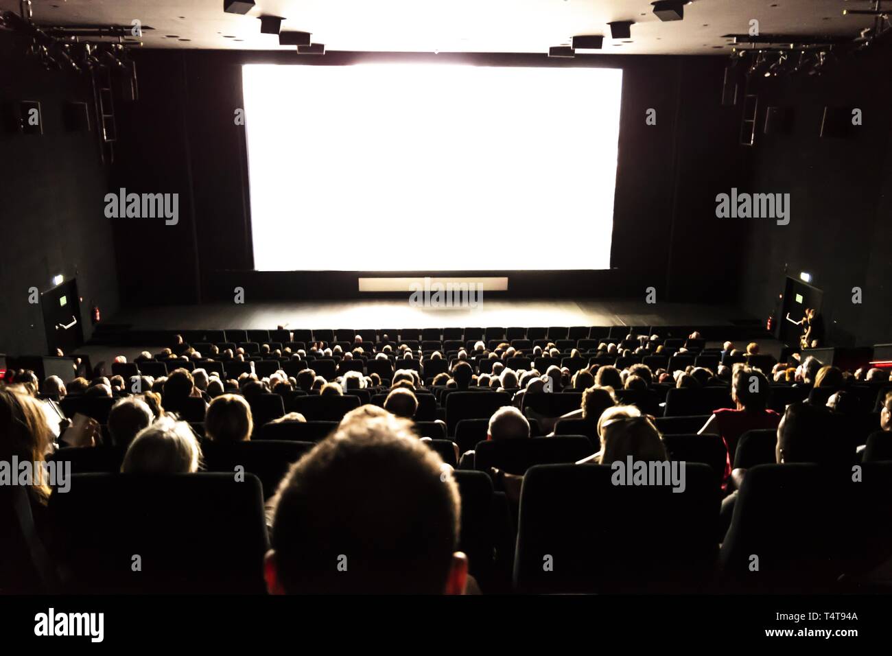 La gente en el cine. Foto de stock
