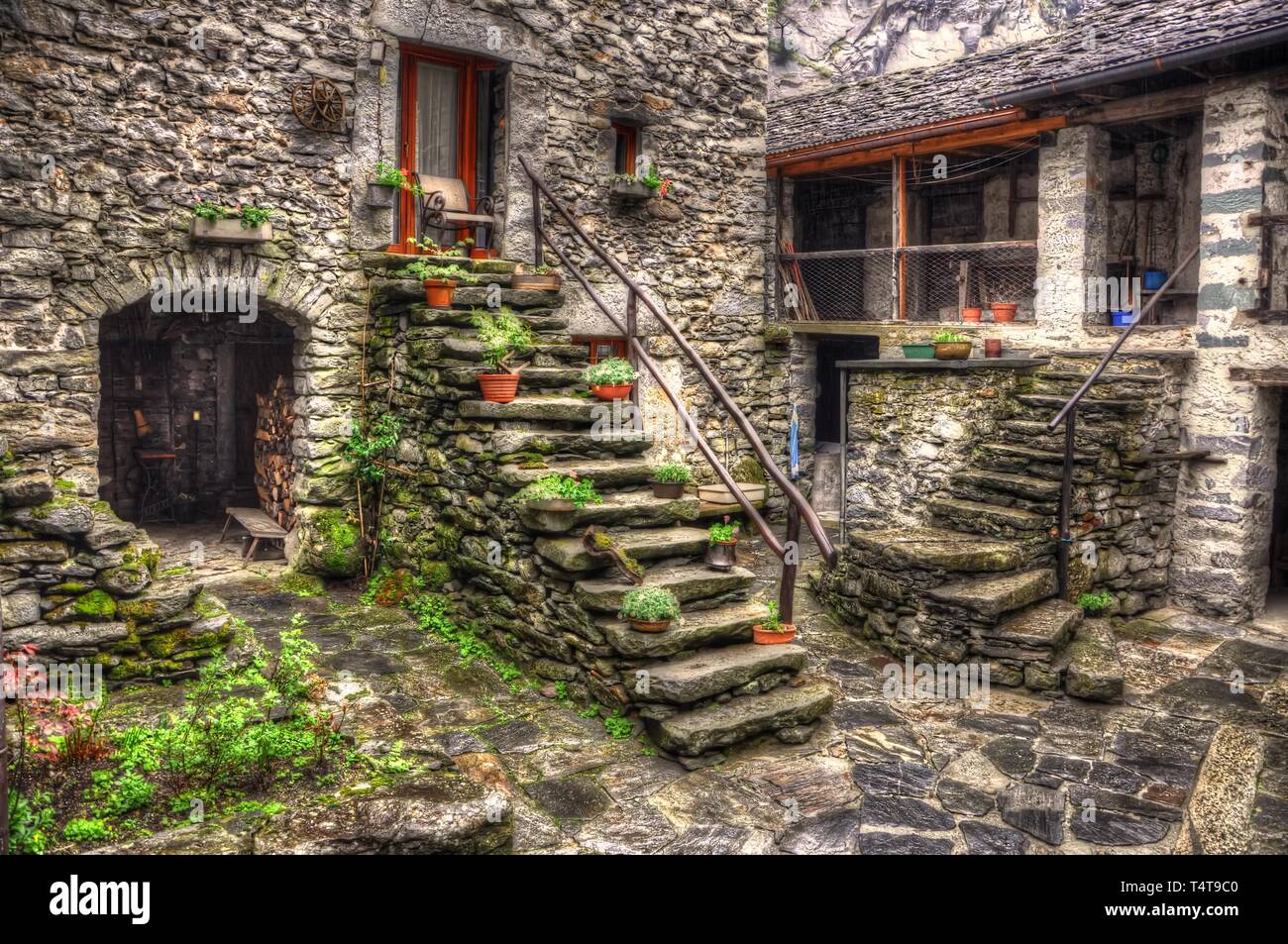 Casa rústica de piedra con escaleras en Suiza Fotografía de stock - Alamy