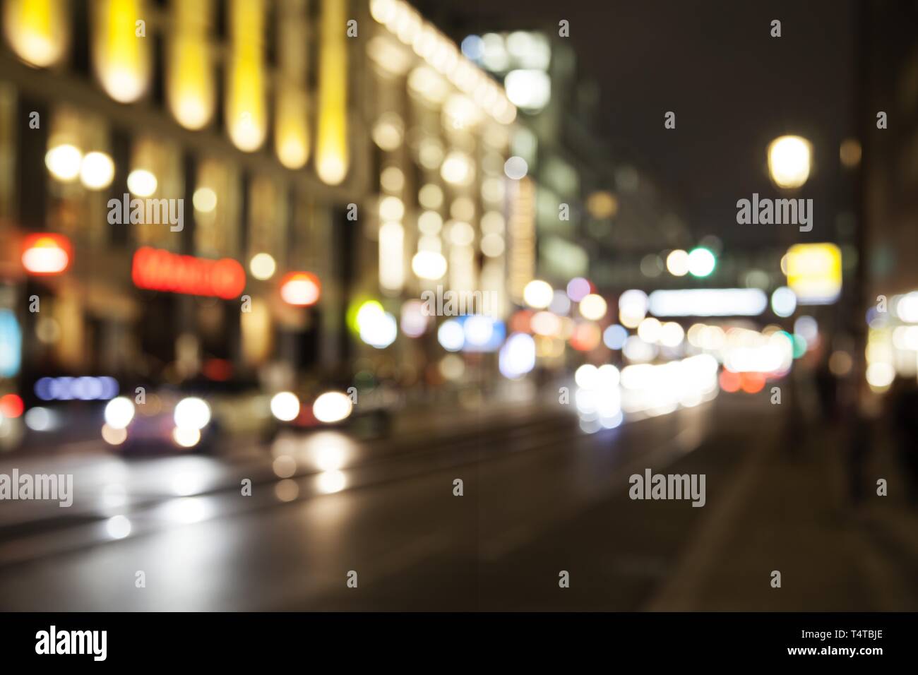 Faros borrosa en la noche rush, Berlín, Alemania, Europa Foto de stock