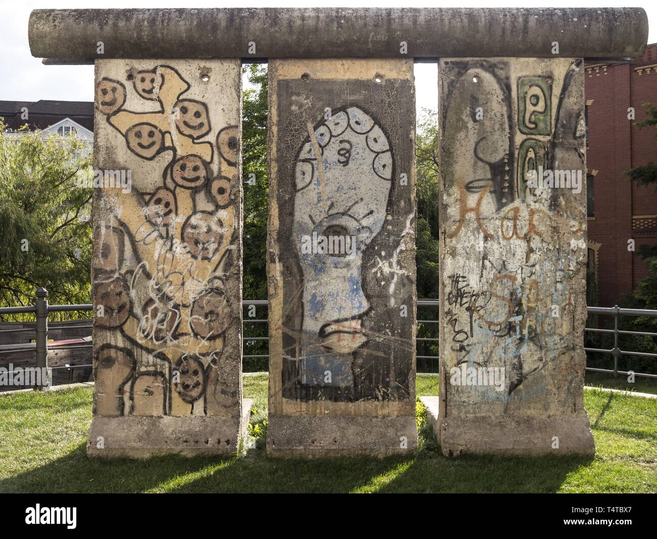 Parte del muro de Berlín original en la carretera de recuerdo ante el Ministerio del Interior, de Moabit, en Berlín, Alemania, Europa Foto de stock