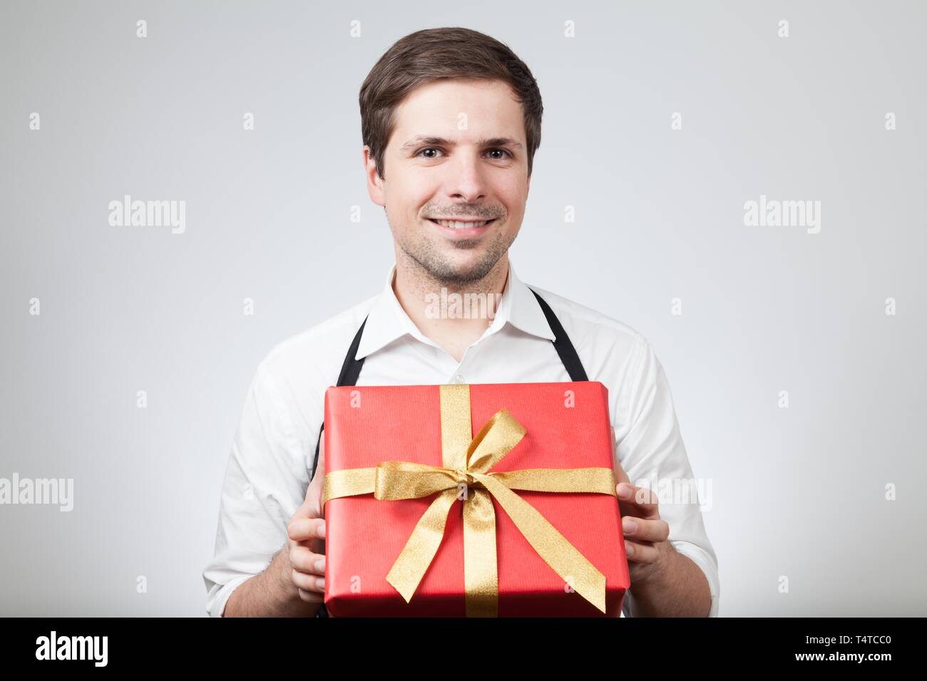 Empleado de una empresa con un paquete navideño Foto de stock