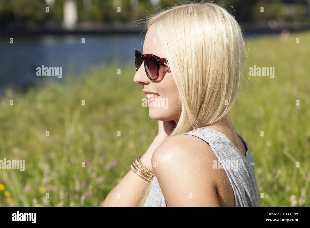 Adolescente con gafas de sol Foto de stock