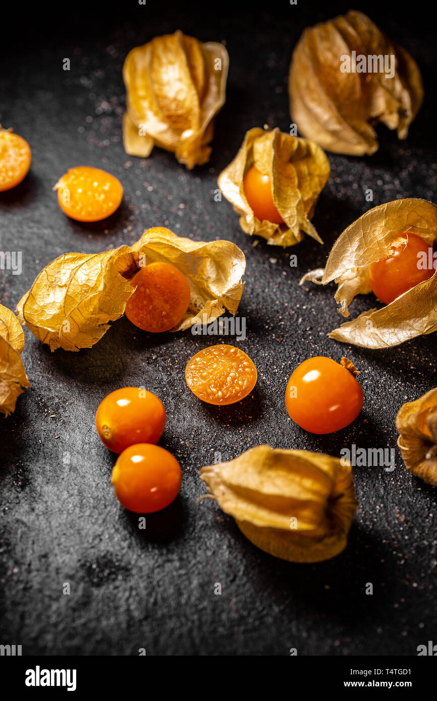 Physalis frutas frescas orgánicas sobre fondo negro Foto de stock