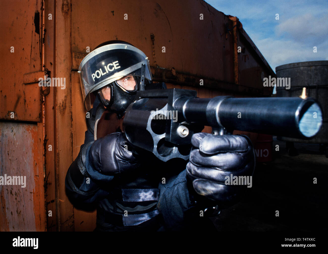 La policía británica armados con pistolas. 1986 fotografías de una serie fotografiado en 1986 mostrando el armamento de la policía británica, tradicionalmente en el momento no armados. Distribuidor de pistola en el oeste del país, el Reino Unido registra sus armas, aquí un 6 shot Excalibor gas CS que dispara balas o a una verdadera policía local en una bicicleta. La mayoría de las armas vendidas al mercado extranjero. Foto de stock