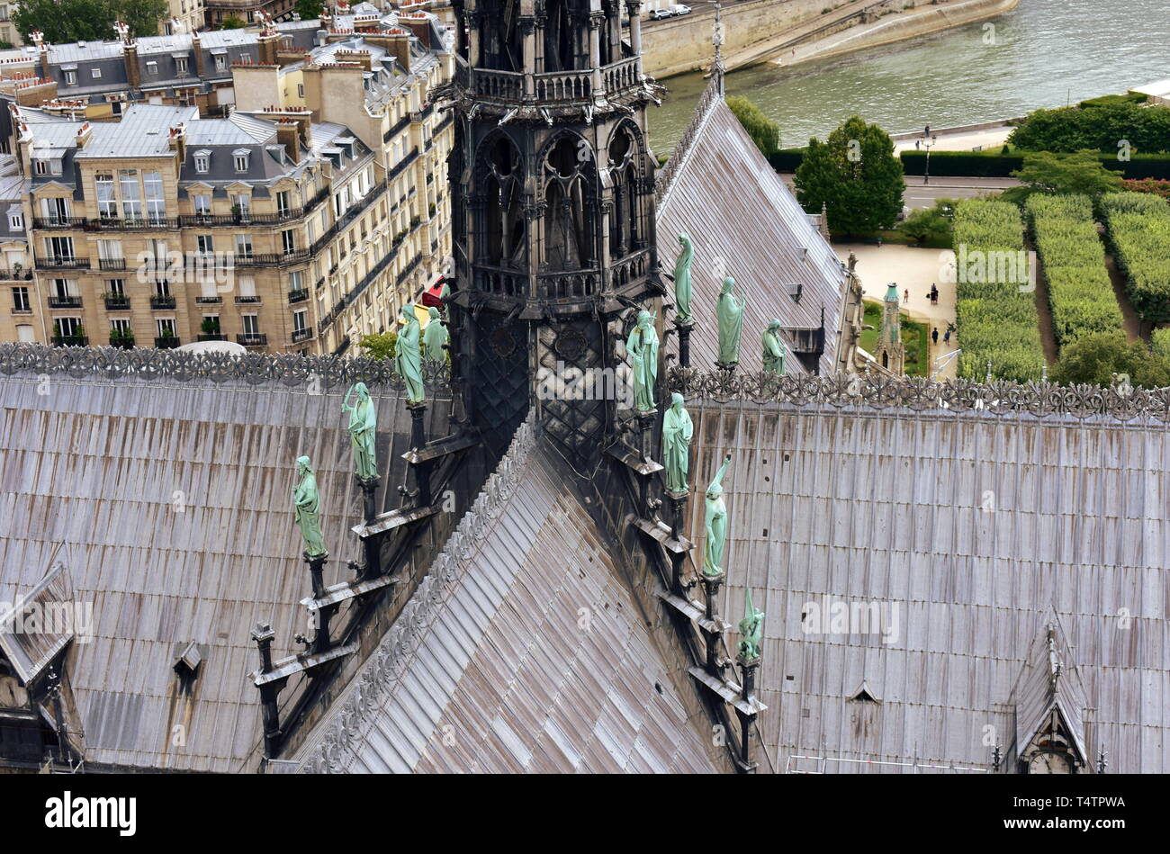Spire, Notre Dame, La Fleche, revestido de plomo y techos de madera antes  del incendio. Vista de los Apóstoles y los Evangelistas. París, Francia  Fotografía de stock - Alamy