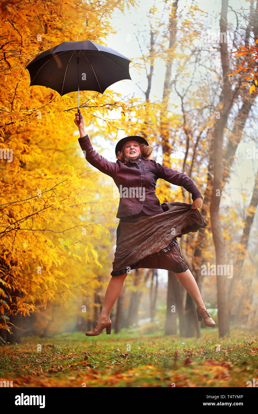 Mujer atractiva en la imagen de Mary Poppins vuela con un paraguas  Fotografía de stock - Alamy